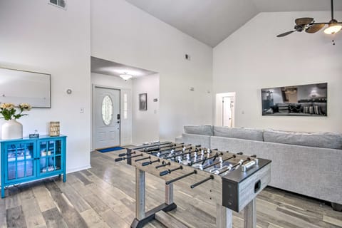 Navarre Home w/ Game Area + Screened-In Porch House in Alabama