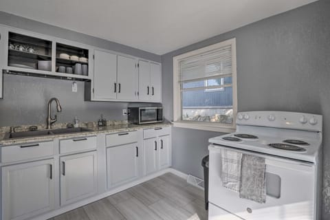 11 Mi to Dtwn Branson: Cottage in Rockaway Beach! Cottage in Rockaway Beach