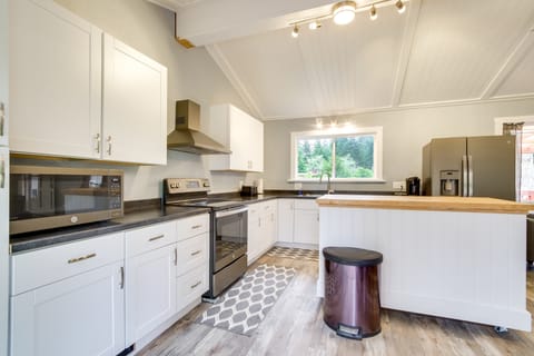 Cozy North Bend Getaway Near Dunes + Ocean! House in Oregon