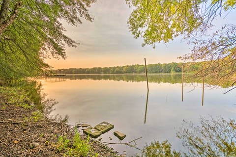 Lakefront Hideaway in Scranton: Spacious Deck House in Arkansas