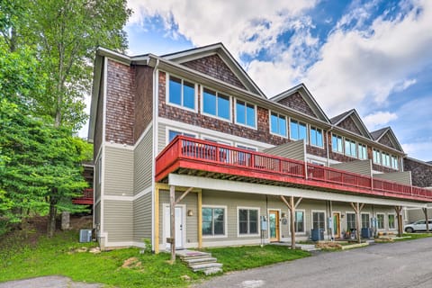 ‘Getaway Chalet’ in Mars Hill w/ Hot Tub & Views! Apartment in Tennessee