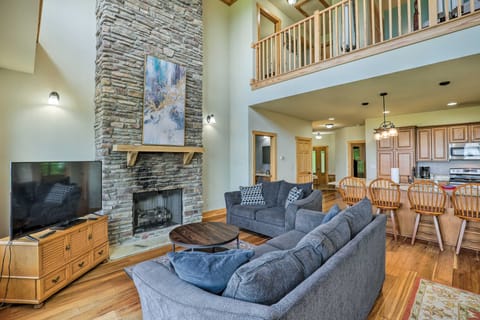 ‘Getaway Chalet’ in Mars Hill w/ Hot Tub & Views! Apartment in Tennessee