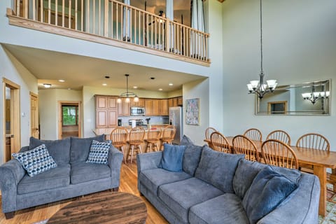 ‘Getaway Chalet’ in Mars Hill w/ Hot Tub & Views! Apartment in Tennessee