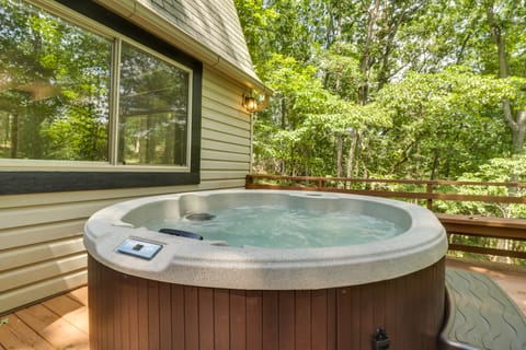 Private Hot Tub & Fire Pit: Family Broadway Cabin House in Shenandoah Valley