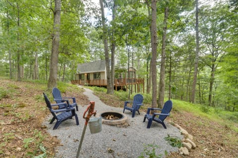 Private Hot Tub & Fire Pit: Family Broadway Cabin House in Shenandoah Valley