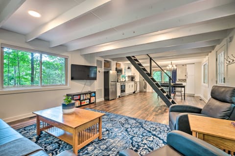 Private Hot Tub & Fire Pit: Family Broadway Cabin House in Shenandoah Valley