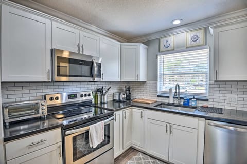 New Smyrna Beach Townhome, Walk to Bay Access! Apartment in Edgewater