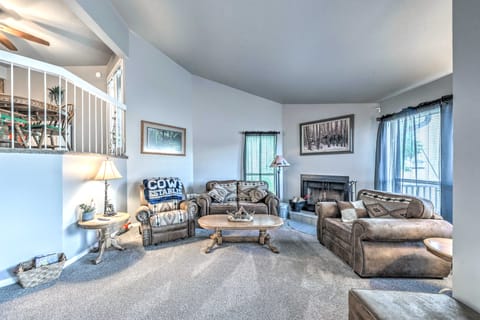 Ruidoso Downs Condo w/ Mtn View + Balcony! Apartment in Ruidoso