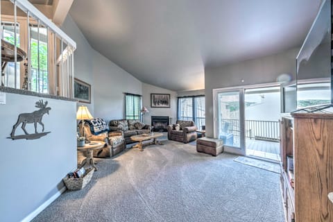 Ruidoso Downs Condo w/ Mtn View + Balcony! Apartment in Ruidoso