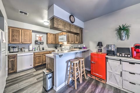 Ruidoso Downs Condo w/ Mtn View + Balcony! Apartment in Ruidoso