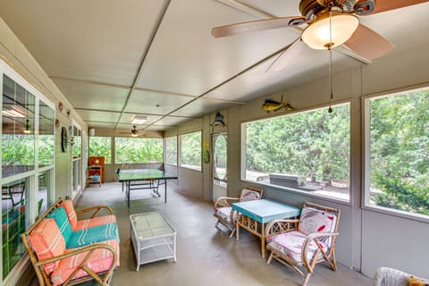 1/2 Mi to Lake Texoma: Home w/ Fire Pit & Grill! House in Lake Texoma