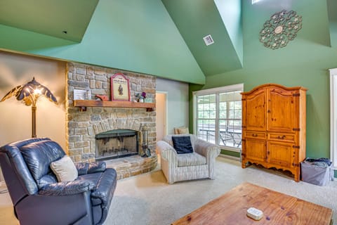 1/2 Mi to Lake Texoma: Home w/ Fire Pit & Grill! House in Lake Texoma