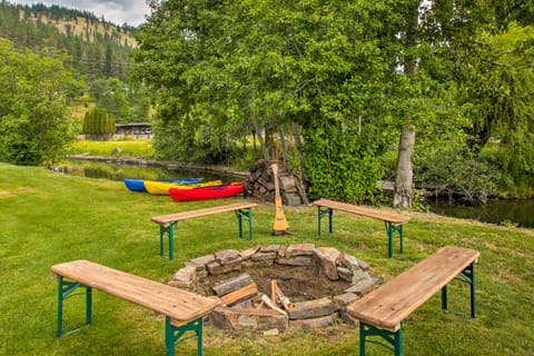 Waterfront Cabin w/ 2 Boat Docks & Mtn Views! House in Idaho