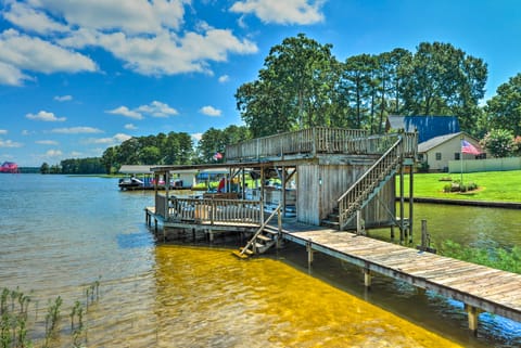 Beautiful Lakefront Retreat w/ Dock & Grill! House in Lake Gaston