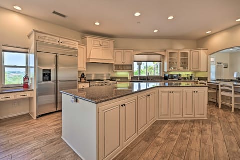 Luxe Vista Getaway w/ Private Pool & Hot Tub! House in Vista