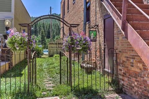 Shop, Hike & Explore! Historic Dtwn Custer Apt Apartment in Custer
