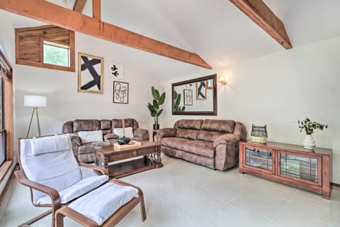 Bryan Home w/ Deck & Yard ~ 4 Mi to Texas A & M! House in Bryan