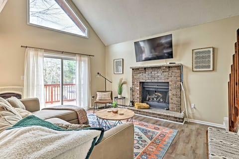 Golf, Ski + Fish: Cabin w/ Deck in Tobyhanna! House in Coolbaugh Township