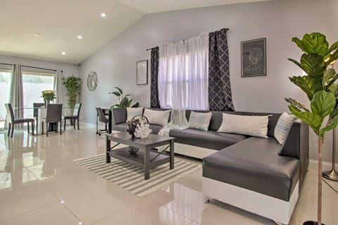 Lovely Lauderhill Retreat < 12 Mi to Beach! House in Lauderhill