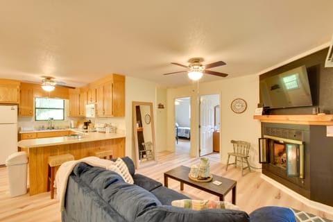 Grand Murphy Cabin w/ Fire Pit & Game Room! Cottage in Tennessee