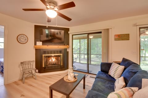 Grand Murphy Cabin w/ Fire Pit & Game Room! Cottage in Tennessee