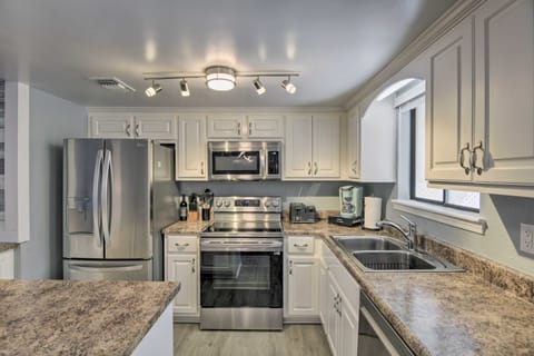 Walk to Beach: Modern PCB Townhome w/ Patio Apartment in Panama City Beach