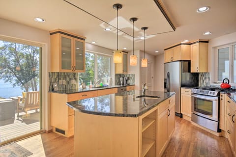 Hike, Bike & Explore: Oceanfront Kingston Getaway House in Hansville