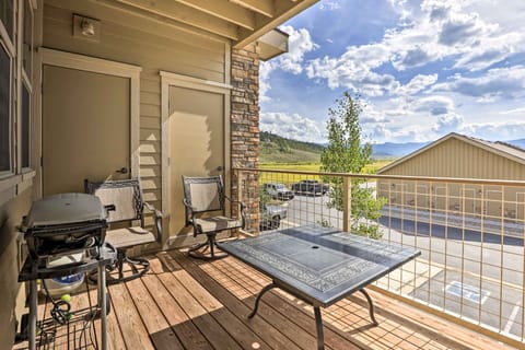 Balcony & Grill: Mtn-View Retreat in Granby! Apartment in Granby