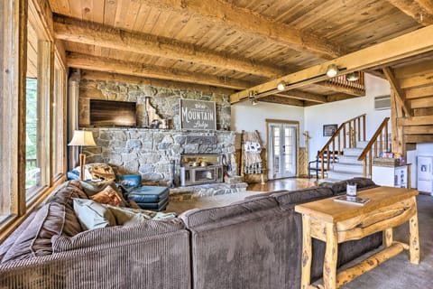 Peaceful Cabin w/ Mtn + River Views, Fire Pit House in Salmon River