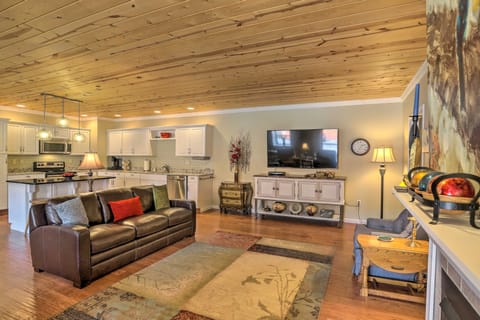 Cheerful Tiffin Digs in the Heart of Downtown Cottage in Ohio