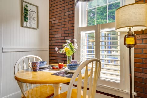 Quaint Mt Vernon Cottage Near Historic Dtwn! Cottage in Ohio