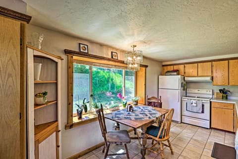 Cozy Montana Lake View Getaway - Fish & Hike! House in Idaho