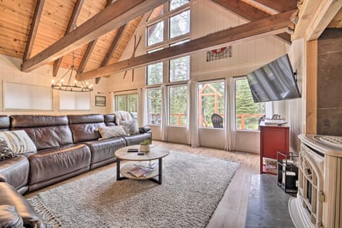 2 Mi to Tahoe Donner Ski Resort: Forest-View Haven House in Truckee