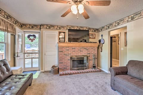 Walk to Waterfront! Family Haven in Osage Beach House in Osage Beach