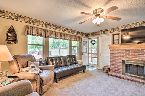 Walk to Waterfront! Family Haven in Osage Beach House in Osage Beach