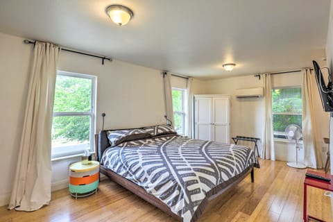 Sun-Lit Studio ~ 2 Mi to Downtown Austin! Apartment in Austin