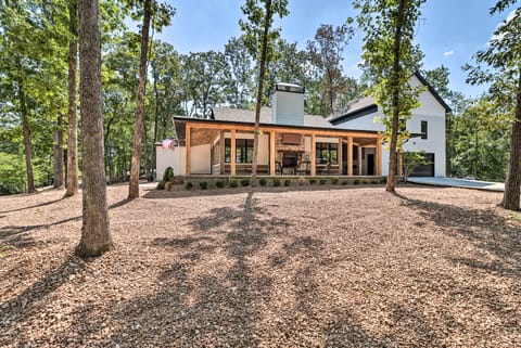 All-Encompassing Lakehouse w/ Modern Accents! House in Greers Ferry Lake