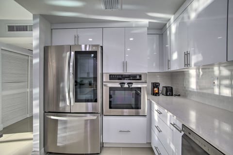 < Half-Mi to Beach: Sunny Isles Resort Condo Apartment in Sunny Isles Beach