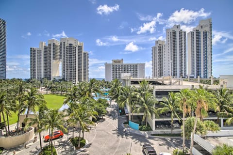 < Half-Mi to Beach: Sunny Isles Resort Condo Apartment in Sunny Isles Beach