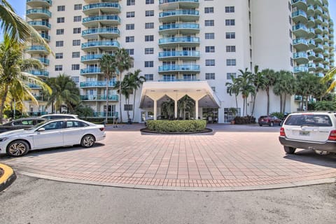 < Half-Mi to Beach: Sunny Isles Resort Condo Apartment in Sunny Isles Beach