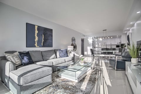 < Half-Mi to Beach: Sunny Isles Resort Condo Apartment in Sunny Isles Beach