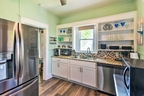 2 Mi to Beach & Seawall! Coastal Winter Escape House in Galveston Island