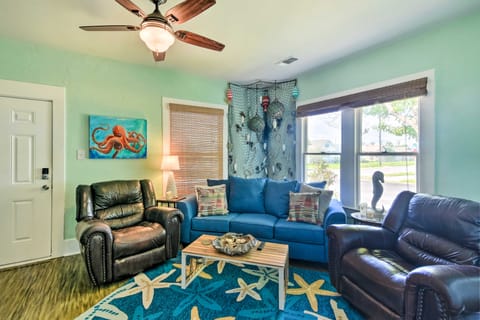 2 Mi to Beach & Seawall! Coastal Winter Escape House in Galveston Island