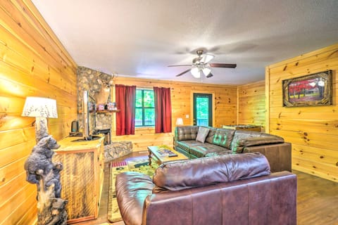 Cozy Gatlinburg Hideaway w/ Private Hot Tub! House in Gatlinburg