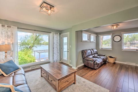 Lakefront Oasis w/ Boat Dock, Fire Pit, Grill House in Illinois