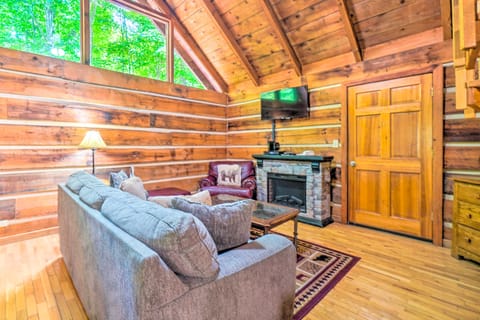 Homey Sevierville Getaway w/ Hot Tub & Deck! House in Gatlinburg