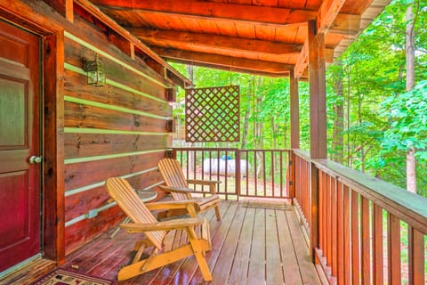 Homey Sevierville Getaway w/ Hot Tub & Deck! House in Gatlinburg