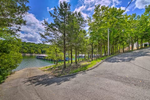 Bright Ozarks Condo w/ Balcony & Lake Views! Apartment in Table Rock Lake