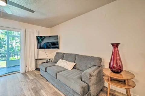 Old Florida Setting w/ Kayaks & Fishing Poles Apartment in Inverness