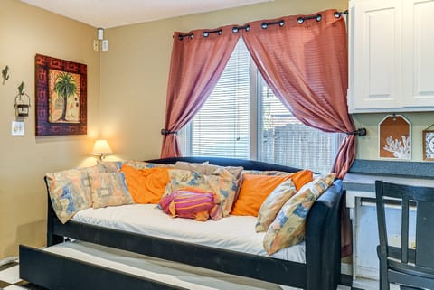 Cozy PCB Cottage ~ 1 Block to Beach! Cottage in Laguna Beach